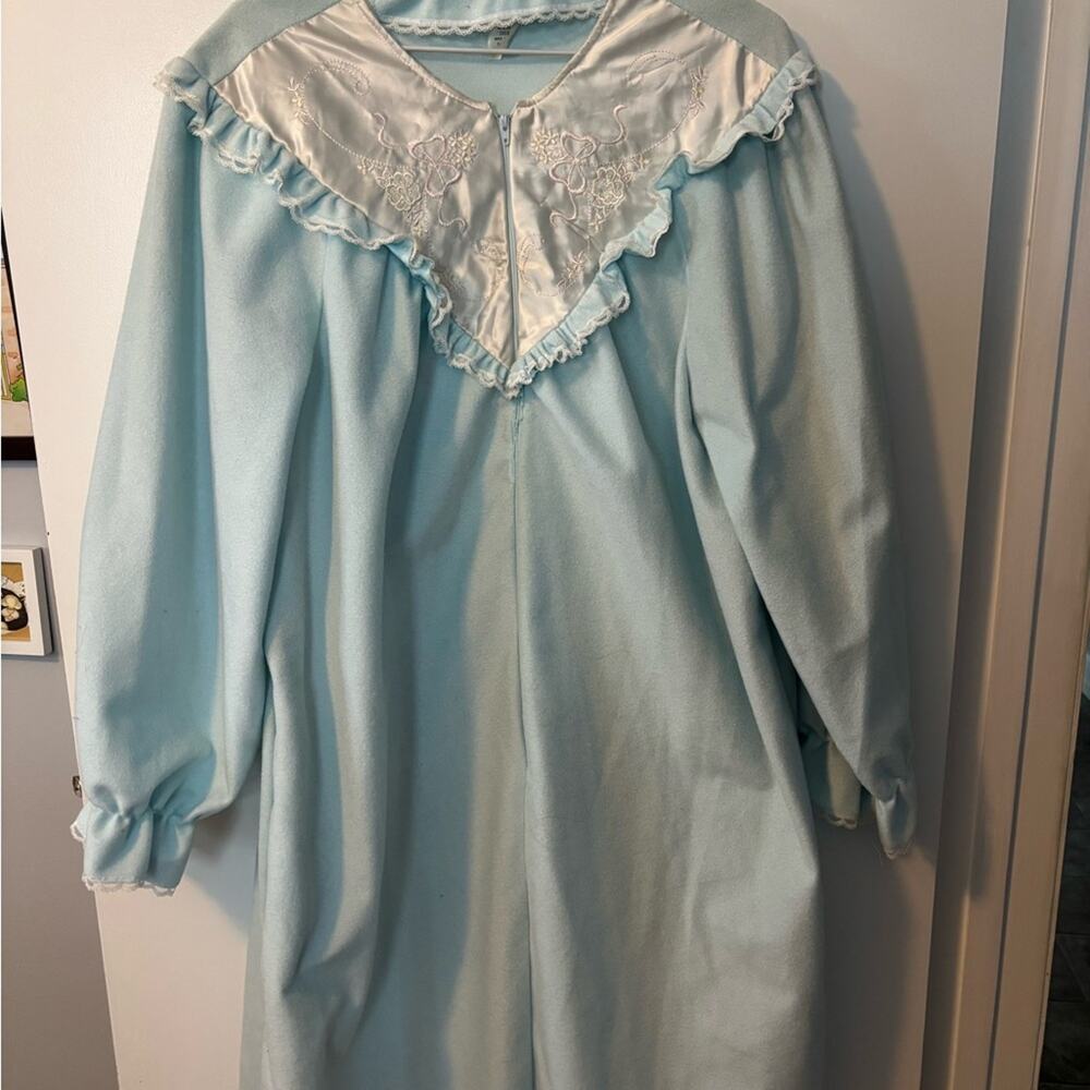 Vintage Retro 80s Grandmacore Elegant Light Blue Embroidered Women's Robe